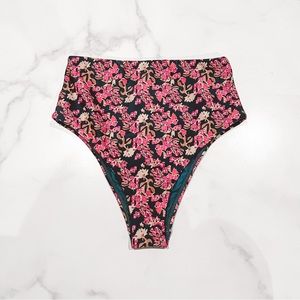 New VIX by Paula Hermanny Bela hot pant bikini bottoms in Driss floral Medium